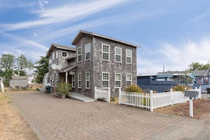 Exterior - 30 NIGHT MINIMUM, near beach, Pets, yard w/play set (AllInn) (Ocean Park)