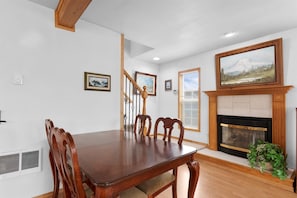 Dining - 30 NIGHT MINIMUM, near beach, Pets, yard w/play set (AllInn) (Ocean Park)