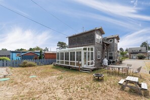 Outdoor dining - 30 NIGHT MINIMUM, near beach, Pets, yard w/play set (AllInn) (Ocean Park)