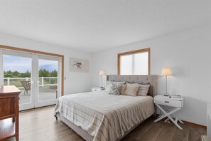 3 bedrooms, iron/ironing board, free WiFi, bed sheets - 30 NIGHT MINIMUM, ocean front, remodeled, Dogs OK (Blue) (Ocean Park)