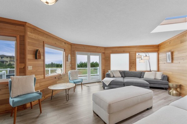 Smart TV - 30 NIGHT MINIMUM, ocean front, remodeled, Dogs OK (Blue) (Ocean Park)