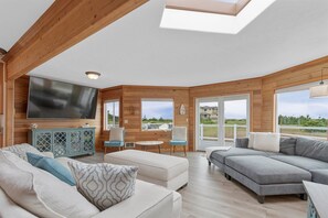 Smart TV, fireplace - 30 NIGHT MINIMUM, ocean front, remodeled, Dogs OK (Blue) (Ocean Park)