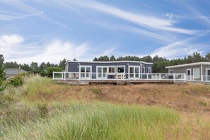 Exterior - 30 NIGHT MINIMUM, ocean front, remodeled, Dogs OK (Blue) (Ocean Park)