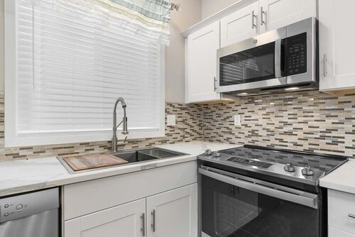 Mid Term Rental, fenced yard, near town (CoastStudio)