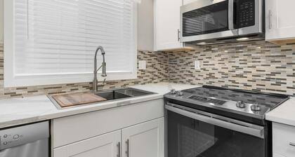 Mid Term Rental, fenced yard, near town (CoastStudio)