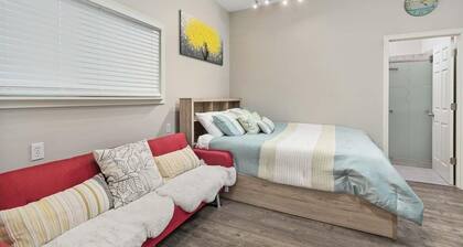 Mid Term Rental, fenced yard, near town (CoastStudio)