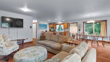 Älytelevisio, takka, DVD-soitin, videokirjasto