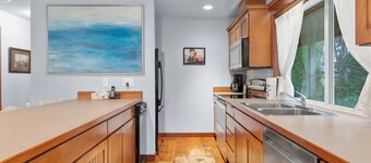 NEW! Mid Term Rental, pet friendly, walk to the beach (SlowM)