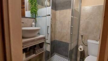 Dusche, umweltfreundliche Kosmetikartikel, Haartrockner, Bidet