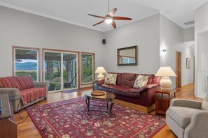 Smart-TV, Kamin, Arbeitsbereiche