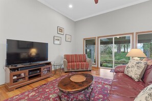 Smart-TV, Kamin, Arbeitsbereiche