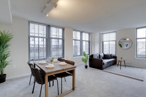 Apartamento empresarial | Área de estar | Smart TV, monitores de computador
