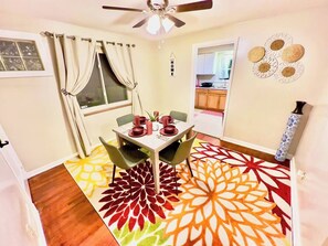 Dining - Cincy Furnished Stays Comfy Cozy Safe Spacious 1st Floor Apartment (Cincinnati)