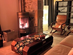 Smart-tv, een open haard, een kantoor en een printer