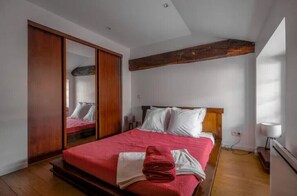 6 chambres, bureau, fer et planche à repasser, lit parapluie
