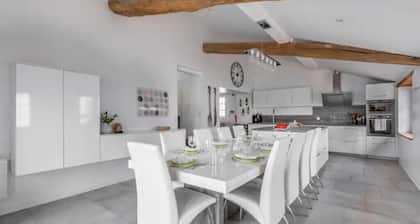 Built 1610, Renovated 2022-Stroll to Town-Heated Pool-Parking-Walk to town-Pets