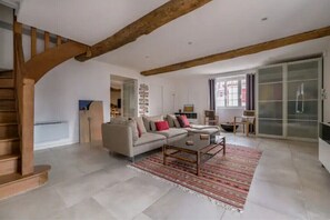 Smart TV, fireplace, offices, printers