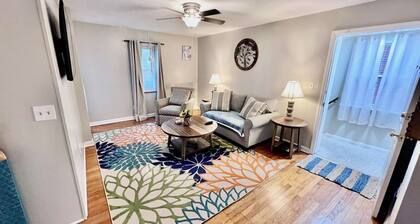 Comfy Cozy Safe 2nd Floor Aptmnt 13 Min to UC Med