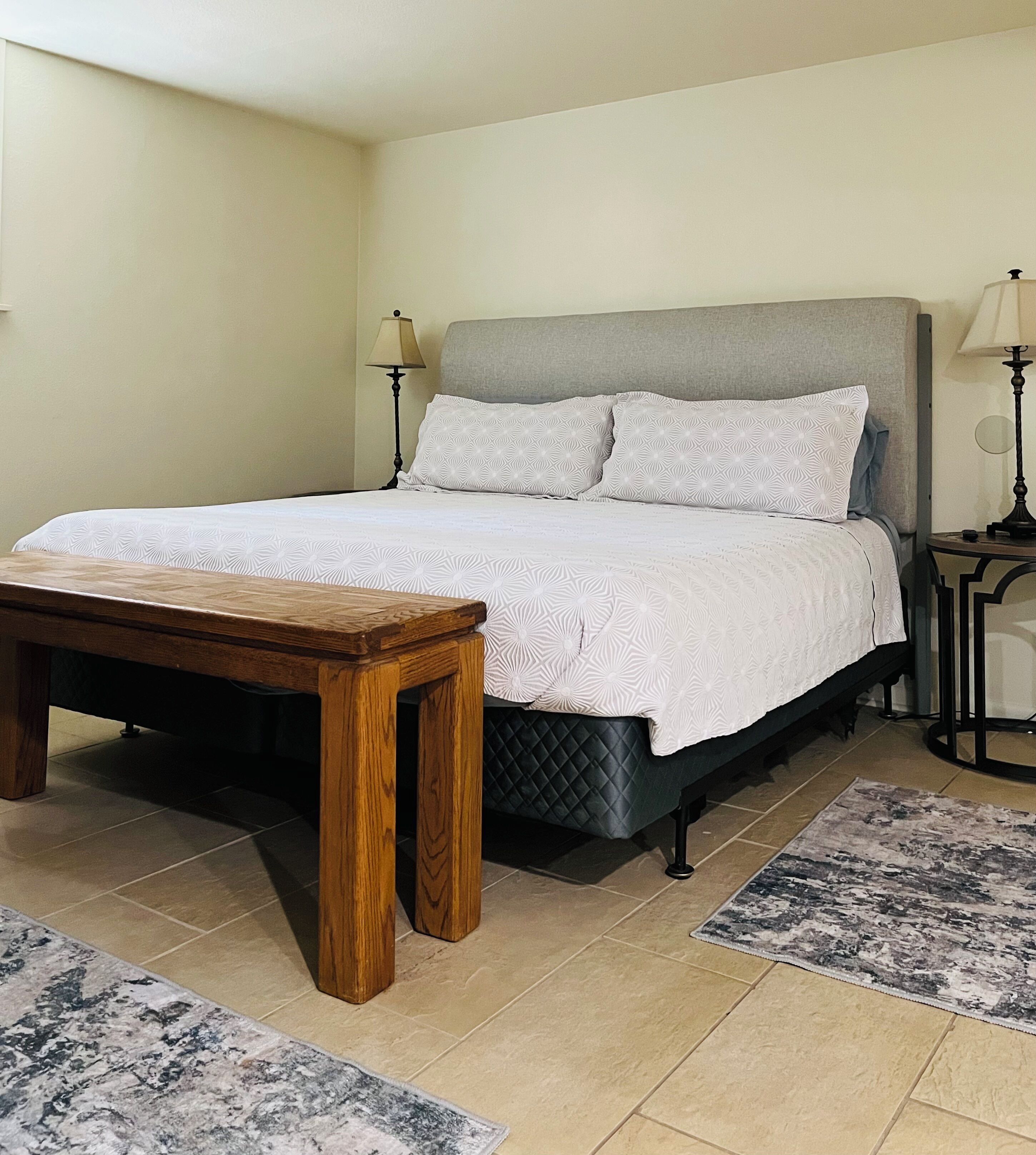 5 soverom, skrivebord, strykejern/-brett og reiseseng for barn