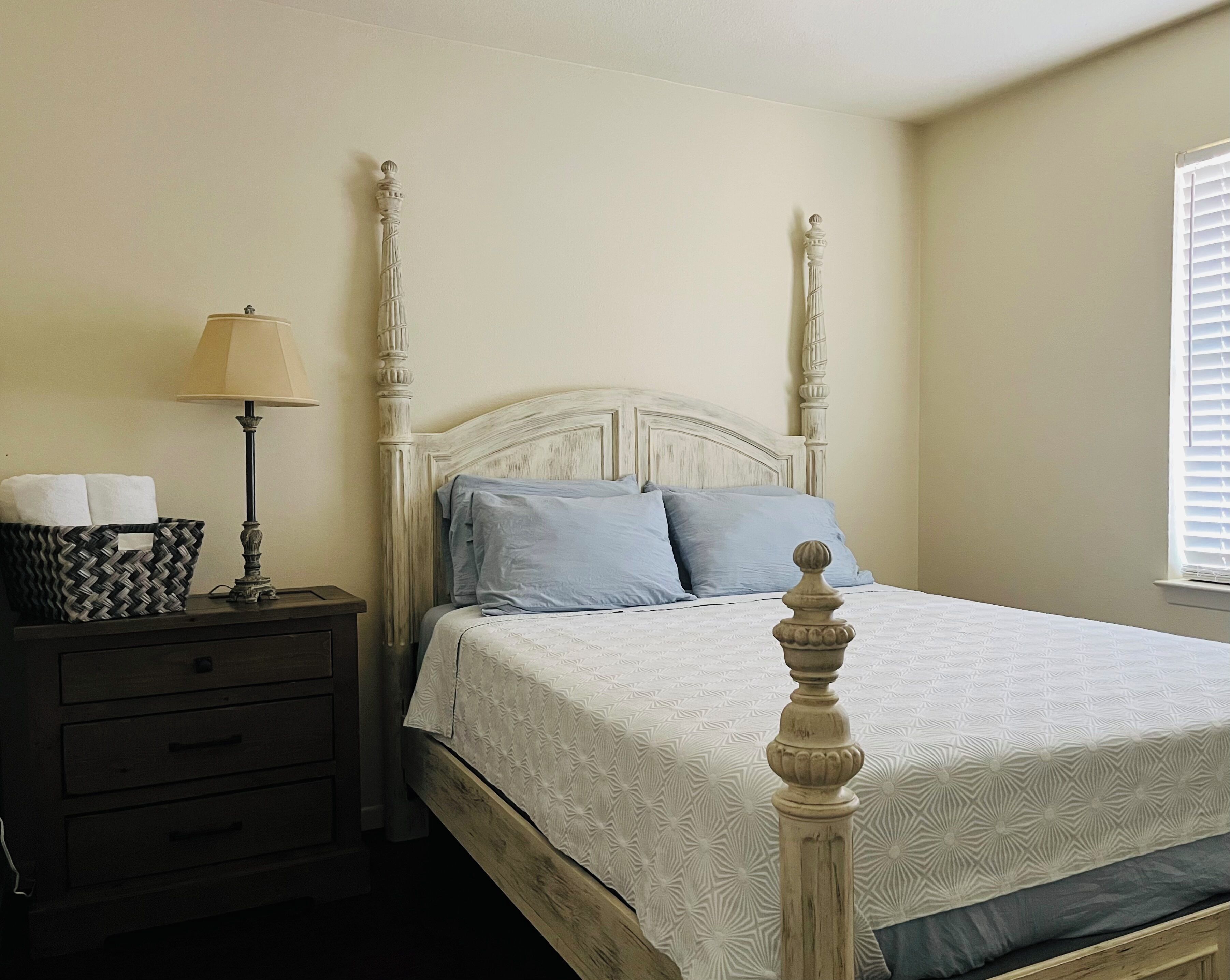 5 bedrooms, desk, iron/ironing board, travel crib