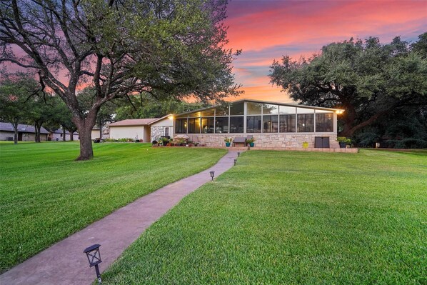 Exterior - Shorhaus, Gorgeous Main Body Lake Retreat (Granbury)