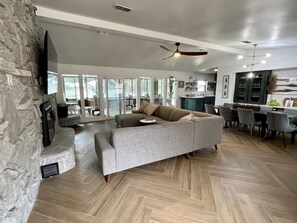 TV connectée, cheminée, baby-foot, table de tennis de table