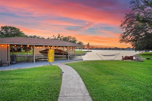 Property grounds - Shorhaus, Gorgeous Main Body Lake Retreat (Granbury)