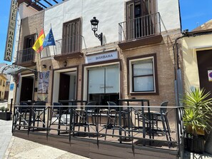 Hotel 'Hotel H. Sta. Bárbara' con posti a sedere all'aperto e bandiere.