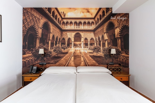 Escritorio, tabla de planchar con plancha, wifi gratis y ropa de cama