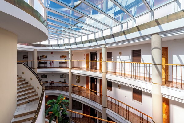 Kiến trúc tòa nhà