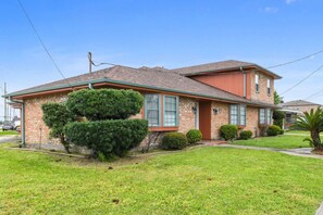 Exterior - Lovely Metairie 1600sft Loft 10 mnts to Hospitals! (Metairie)