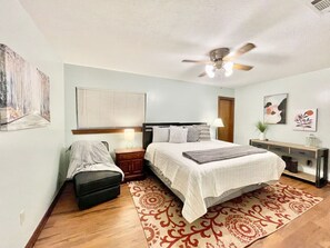 2 bedrooms, desk, free WiFi, bed sheets - Lovely Metairie 1600sft Loft 10 mnts to Hospitals! (Metairie)