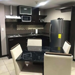 Frigorífico, microondas, cafetera o tetera y tostadora
