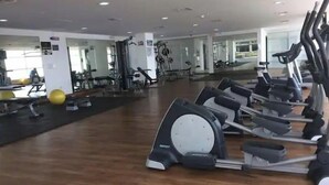 Ett gym med flera löpband, träningsbollar och diverse annan träningsutrustning.