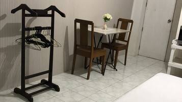 1 Schlafzimmer, Schreibtisch, WLAN, Bettwäsche