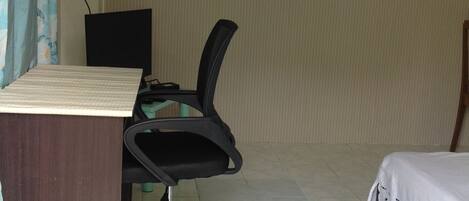 1 camera, una scrivania, Wi-Fi, lenzuola