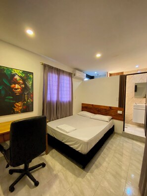 Habitació Comfort | Roba de llit hipoal·lergògena, decoració individual i cortines opaques 