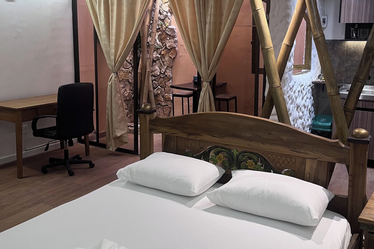 Comfort Studio Suite, Garden View | Hypo-allergenic bedding available, blackout drapes, WiFi (free)