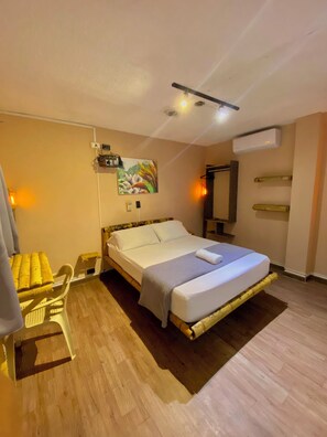 Phòng tiện nghi đơn giản | Bộ đồ giường kháng dị ứng, trang trí khác biệt, màn/rèm cản sáng 