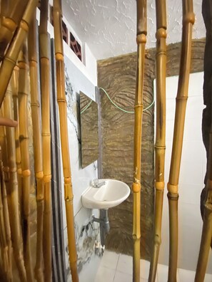Doppia Standard | Bagno | Doccia, soffione a pioggia, asciugamani, sapone