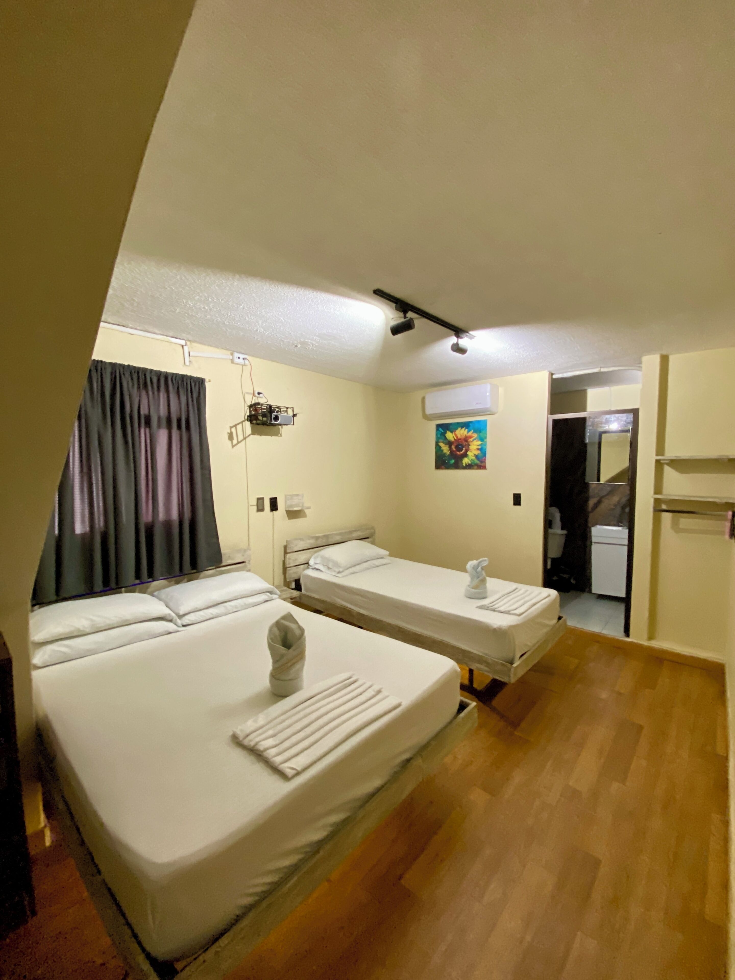 Habitació familiar | Roba de llit hipoal·lergògena, decoració individual i cortines opaques 