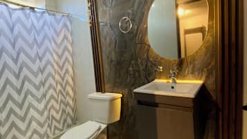 Habitación Confort | Baño | Ducha, cabezal de ducha tipo lluvia, toallas y jabón