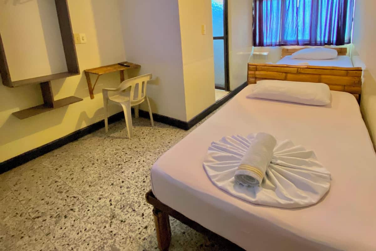 Basic Twin Room | Hypo-allergenic bedding, individually decorated, blackout drapes