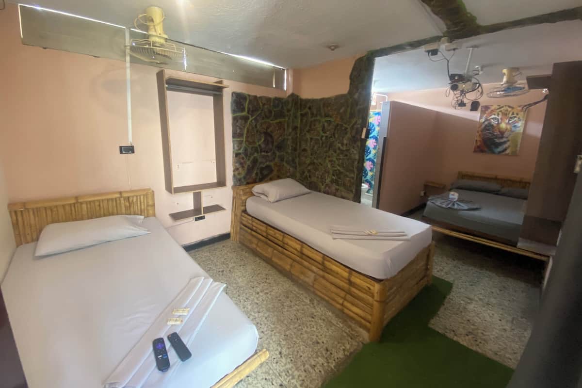 Chambre Triple Familiale | Literie hypoallergénique, décoration personnalisée, rideaux occultants