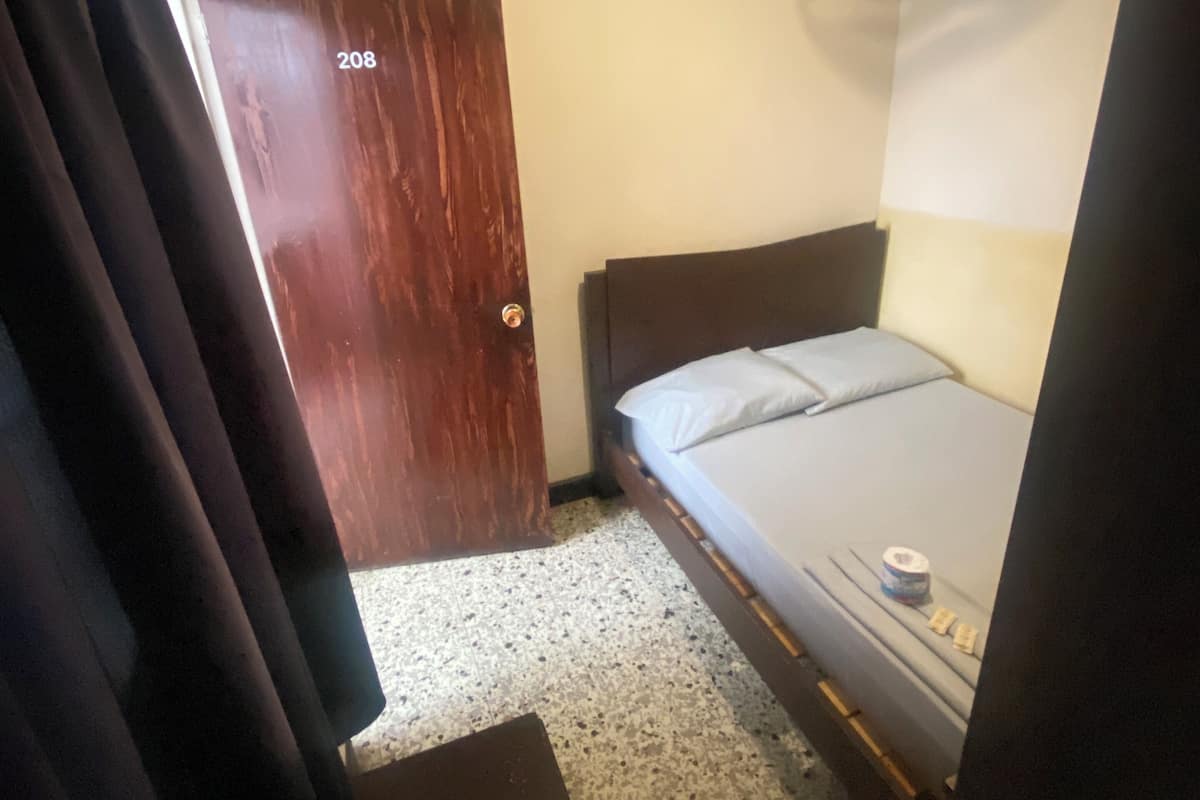 Chambre Économique | Literie hypoallergénique, décoration personnalisée, rideaux occultants