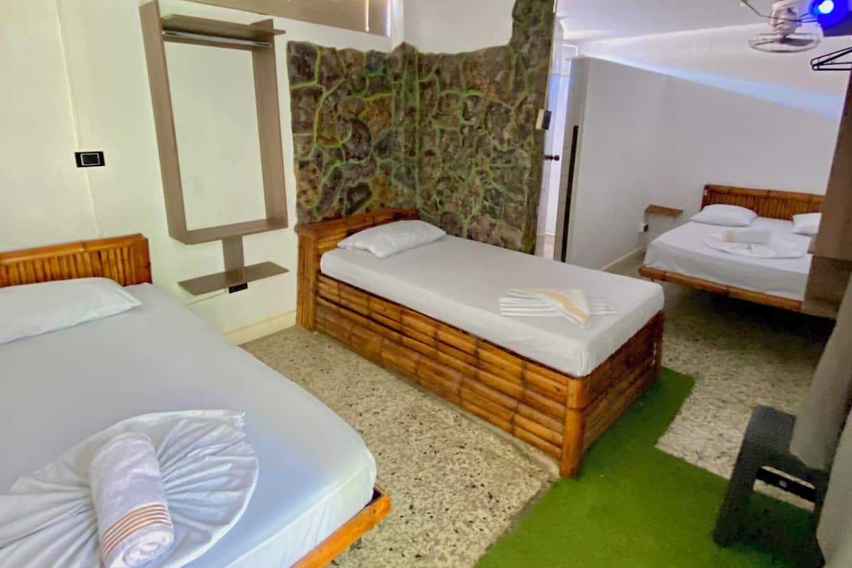 Family Triple Room | Hypo-allergenic bedding, individually decorated, blackout drapes