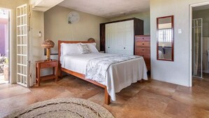 Ein Schlafzimmer mit Bett, Nachttisch und Kleiderschrank.