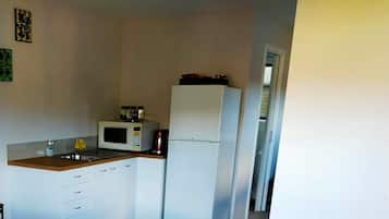 Réfrigérateur, micro-ondes, plaque de cuisson, bouilloire électrique