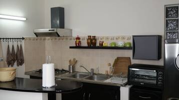 Apartamento básico | Cozinha privada | Geladeira grande, micro-ondas, fogão