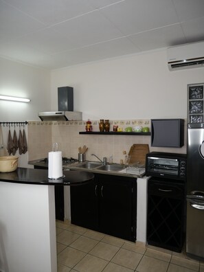 Basic Apartment | Private kitchen | Full-size fridge, microwave, oven, cookware/dishes/utensils - Résidence Canopée (Libreville)